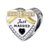 Vooraanzicht van onze nieuwe mooie just married bedel. Rondom bezet met zirkonia en aan de voorkant een prachtige gouden strik. Just married gegraveerd. Een top trouwereij bedel gemaakt van 925 sterling zilver