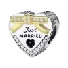 Vooraanzicht van onze nieuwe mooie just married bedel. Rondom bezet met zirkonia en aan de voorkant een prachtige gouden strik. Just married gegraveerd. Een top trouwereij bedel gemaakt van 925 sterling zilver