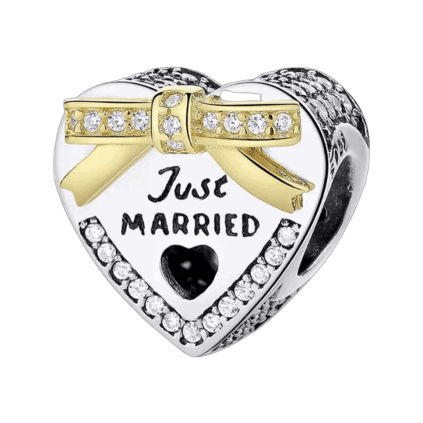 Vooraanzicht van onze nieuwe mooie just married bedel. Rondom bezet met zirkonia en aan de voorkant een prachtige gouden strik. Just married gegraveerd. Een top trouwereij bedel gemaakt van 925 sterling zilver