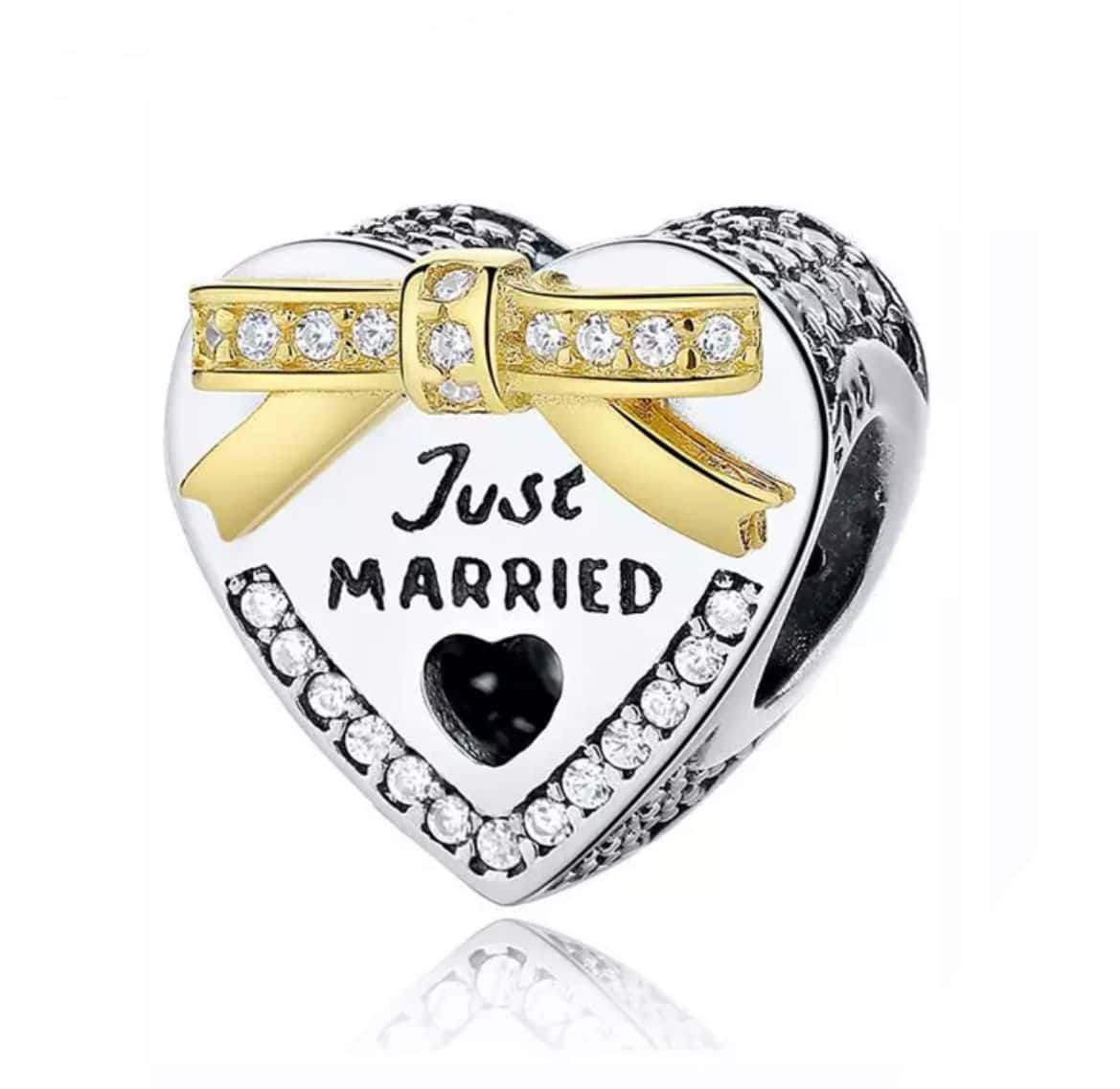 Vooraanzicht van onze nieuwe mooie just married bedel. Rondom bezet met zirkonia en aan de voorkant een prachtige gouden strik. Just married gegraveerd. Een top trouwereij bedel gemaakt van 925 sterling zilver