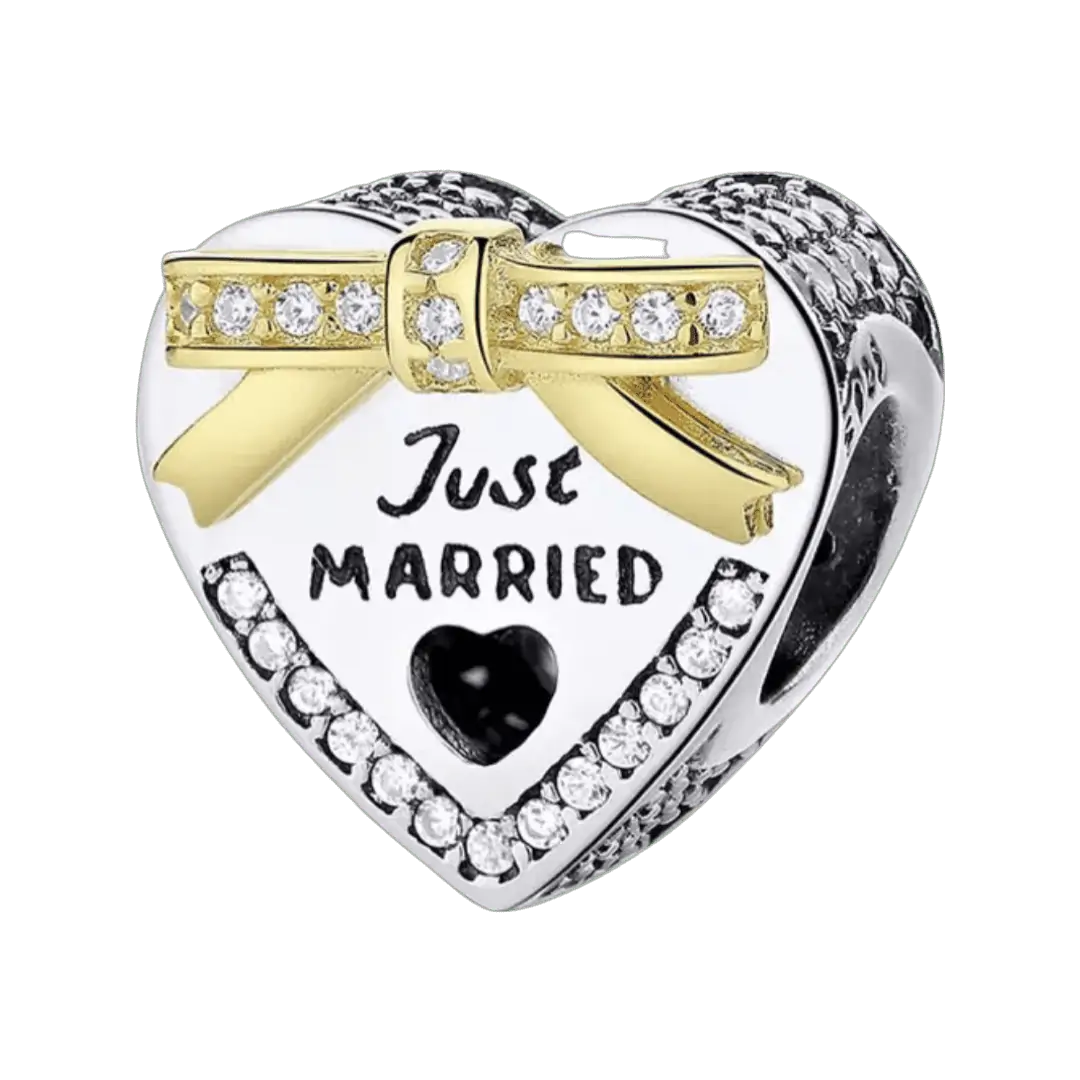 Vooraanzicht van onze nieuwe mooie just married bedel. Rondom bezet met zirkonia en aan de voorkant een prachtige gouden strik. Just married gegraveerd. Een top trouwereij bedel gemaakt van 925 sterling zilver