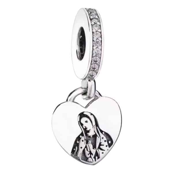 Product Afbeelding Vooraanzicht van onze super lieve charm uit de geloof en geluk collectie. Deze bedel is gemaakt in de vorm van een hart en heeft een gravure van maria erin. De charm zelf is ingelegd met zirkonia en de gehele bedel is gemaakt van 925 sterling zilver.