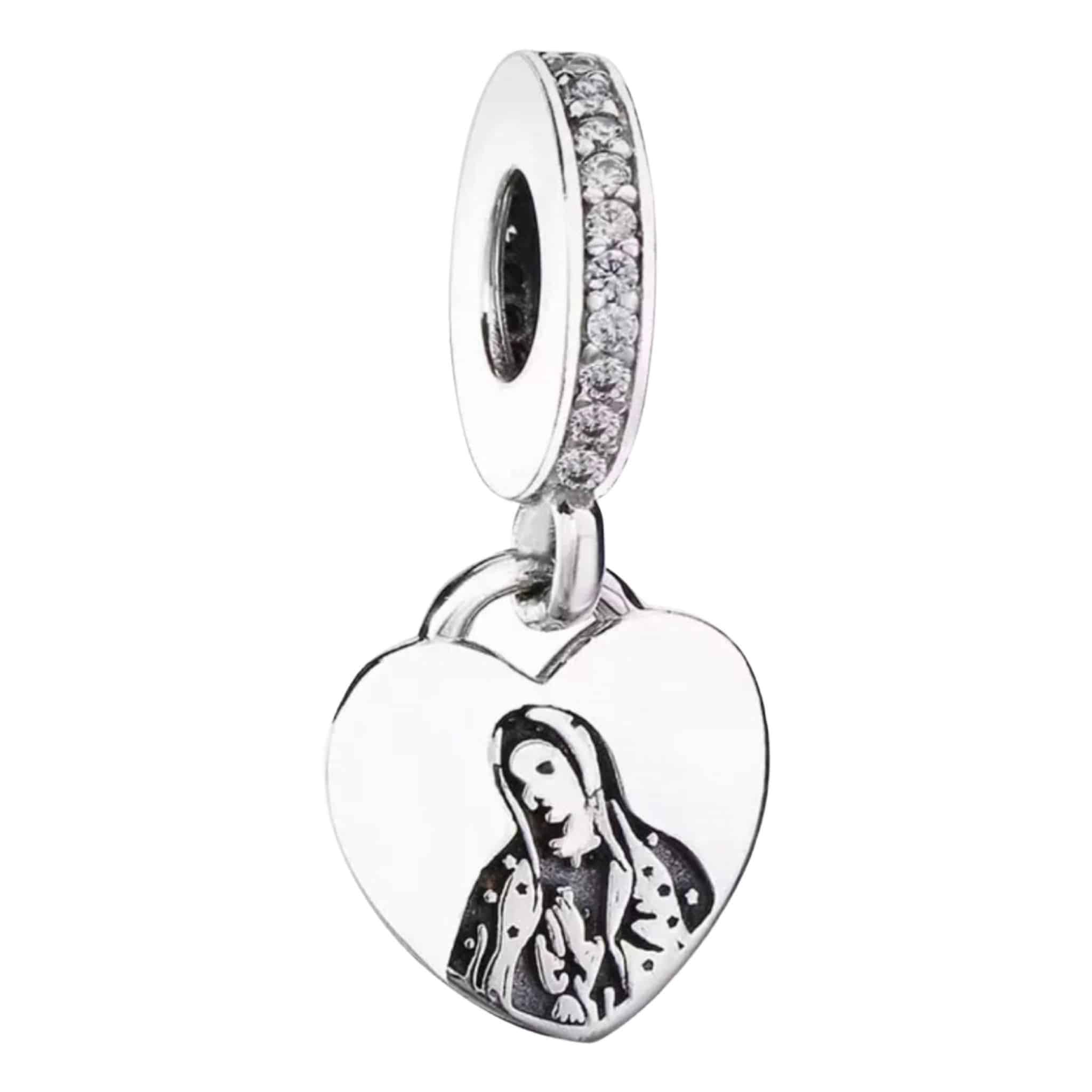 Product Afbeelding Vooraanzicht van onze super lieve charm uit de geloof en geluk collectie. Deze bedel is gemaakt in de vorm van een hart en heeft een gravure van maria erin. De charm zelf is ingelegd met zirkonia en de gehele bedel is gemaakt van 925 sterling zilver.