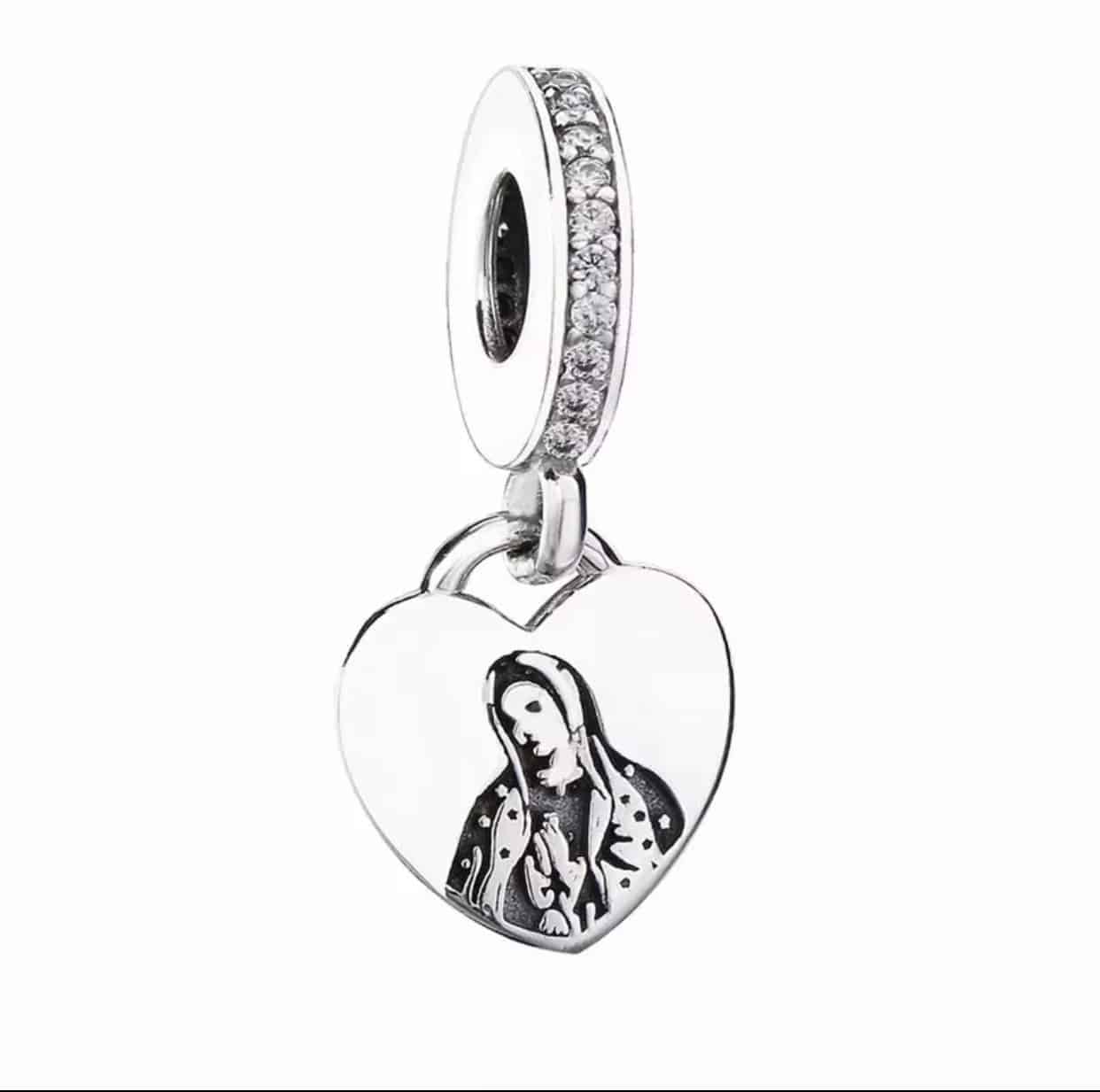 Product Afbeelding Vooraanzicht van onze mooie geloof en geluk collectie charm. Deze geweldige hart maria bedel is gemaakt van 925 sterling zilver. Gegraveerd met Maria erin. De charm is ingelegd met zirkonia.