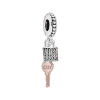 Vooraanzicht van onze slot en sleutel bedel. Het prachtige slot vol gezet met zirkonia is gemaakt van 925 sterling zilver. Het sleuteltje van deze 2-delige charm is gemaakt van rose en een paar ingelegde zirkonia's. Deze bedel representeerd de liefde. perfect kado voor valentijn