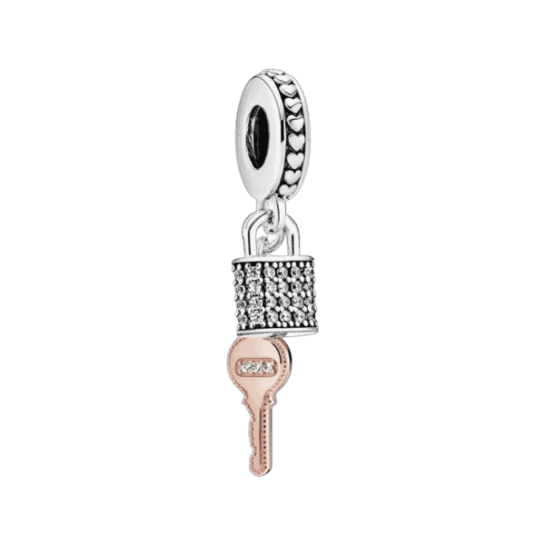 Vooraanzicht van onze slot en sleutel bedel. Het prachtige slot vol gezet met zirkonia is gemaakt van 925 sterling zilver. Het sleuteltje van deze 2-delige charm is gemaakt van rose en een paar ingelegde zirkonia's. Deze bedel representeerd de liefde. perfect kado voor valentijn