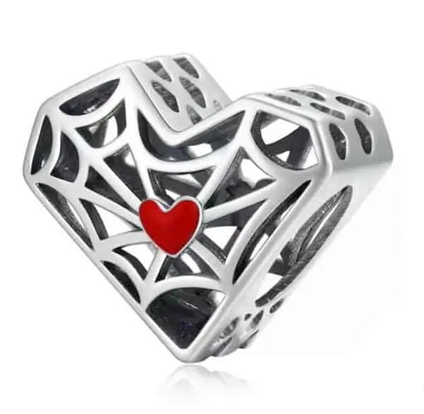 Product Afbeelding Vooraanzicht van onze hart spinnen web. Super mooie bedel voor halloween. Geweven web met in het midden rode hart gemaakt van Emaille. Mooie uitvoering in 925 sterling zilver.