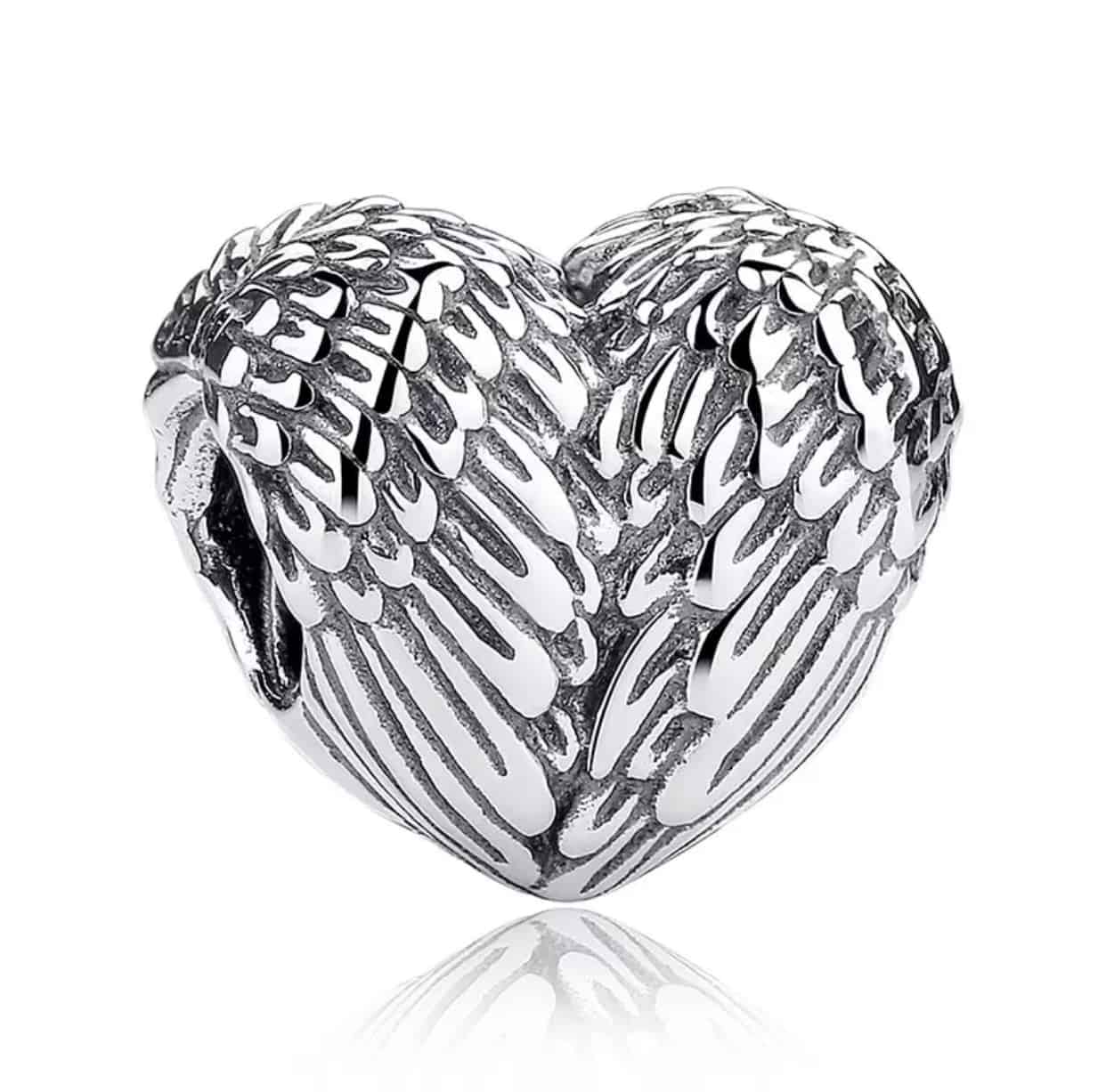 Product Afbeelding Voor en Achteraanzicht van onze prachtige engel hart bedel. Deze bead heeft gegraveerde engel vleugels aan de voor en achterzijde en is gemaakt van 925 sterling zilver.