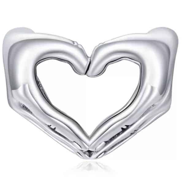 Vooraanzicht van onze nieuwe valentijn bedel. Deze bead vormt een hart met de handen naar beneden. De echte liefde verklaring! Handen staan andersom dan het hart wat we gewend zijn. Dat maakt hem speciaal. Gemaakt van 925 sterling zilver