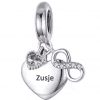 Product Afbeelding Vooraanzicht hartje infinity zusje. Mooie aanvulling van onze familie bedels. Hartje gegraveerd met zusje. Samen met een roze hart van zirkonia en infinity teken met zirkonia. Prachtige charm gemaakt van 925 sterling zilver.