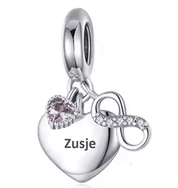 Product Afbeelding Vooraanzicht hartje infinity zusje. Mooie aanvulling van onze familie bedels. Hartje gegraveerd met zusje. Samen met een roze hart van zirkonia en infinity teken met zirkonia. Prachtige charm gemaakt van 925 sterling zilver.