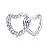 Vooraanzicht van onze nieuwe trouw bedel. Mooie harten in elkaar verbonden om je liefde te tonen of te laten zien hoe gek je op elkaar bent. Gemaakt van 925 sterling zilver en detail van gedraaid in een hart.