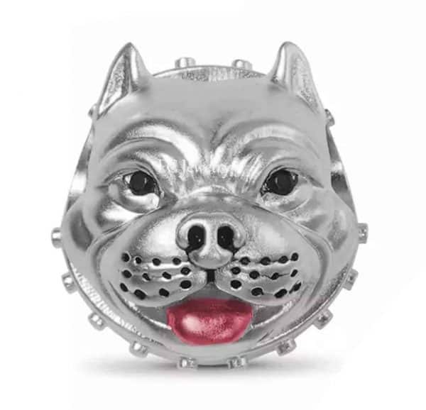 Product Afbeelding Vooraanzicht van onze nieuwe honden bedel. Deze pitbull bedel is heel erg gedetailleerd. Met zwarte en rode zirkonia. Deze bedel is gemaakt van 925 sterling zilver.