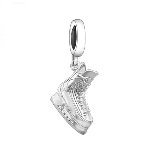 Product Afbeelding Vooraanzicht van onze nieuwe bedel in de happy holland collectie. Deze prachtige schaats heeft mooie details die de schaats definieren. Deze charm is oer hollands en gemaakt van 925 sterling zilver. Typisch nederlands en de bedel schaats is een prachtige manier om de winter te promoten.