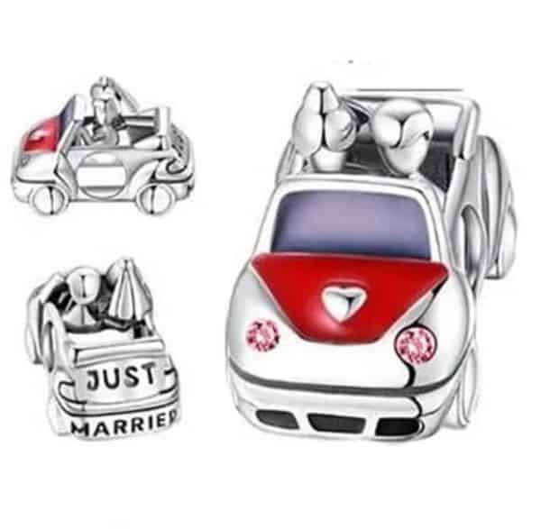 Alle aanzichten van onze just married bedel. Deze bead is gemaakt in de vorm van een auto met de letters just married. Met een stelletje in de auto. Gemaakt van rode emaille en hart.