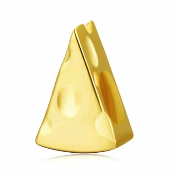 Product Afbeelding Vooraanzicht van ons puntje kaas uit onze happy holland collectie. Deze prachtige bedel heeft gaatjes zoals in echte kaas in die gaatjes zijn zirkonia's geplaatst. De bead is gemaakt van 925 sterling zilver met een gouden 18 karaat laagje. De bead kaas blokje is typisch nederlands en mag niet ontbreken aan je hollandse armband.