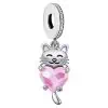 Product Afbeelding Vooraanzicht van onze prachtige poes met roze zirkonia hart. Deze kat is gemaakt van 925 sterling zilver en is ingelegd met zirkonia in de charm.