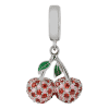 Product Afbeelding Vooraanzicht kersen bedel. Prachtige charm bedel met rode en transparante zirkonia. Afgemaakt met 2 groene emaille blaadjes. De kersenbedel is gemaakt van 925 sterling zilver.