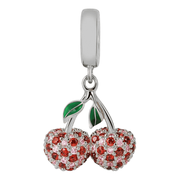 Product Afbeelding Vooraanzicht kersen bedel. Prachtige charm bedel met rode en transparante zirkonia. Afgemaakt met 2 groene emaille blaadjes. De kersenbedel is gemaakt van 925 sterling zilver.