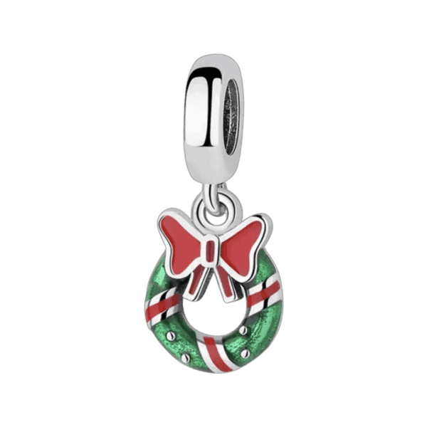 Product Afbeelding Vooraanzicht van onze kerstbedel. De Kerstkrans is een mooie charm bedel. Gemaakt van rode en groene emaille. De krans is van groen afgemaakt met een mooie rode strik. Uiteraard gemaakt van 925 Sterling Zilver.