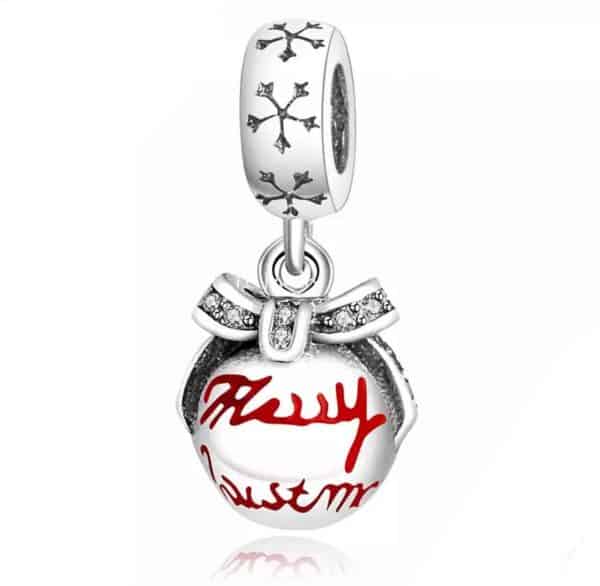 Product Afbeelding Vooraanzicht van onze nieuwe kerstbedel. Deze bedel is gemaakt van 925 sterling zilver. Met rode emaille de letters Merry Christmas. Ook heeft de charm een gegraveerde sneeuwvlok helemaal rondom. Ook de zirkonia in de strik van de kerstbal maken het helmaal af.