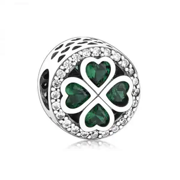 Product Afbeelding Voor en Achteraanzicht van onze prachtige klavertje vier bead. Deze bedel met rondom zirkonia en groene harten in zirkonia is gemaakt van 925 sterling zilver.