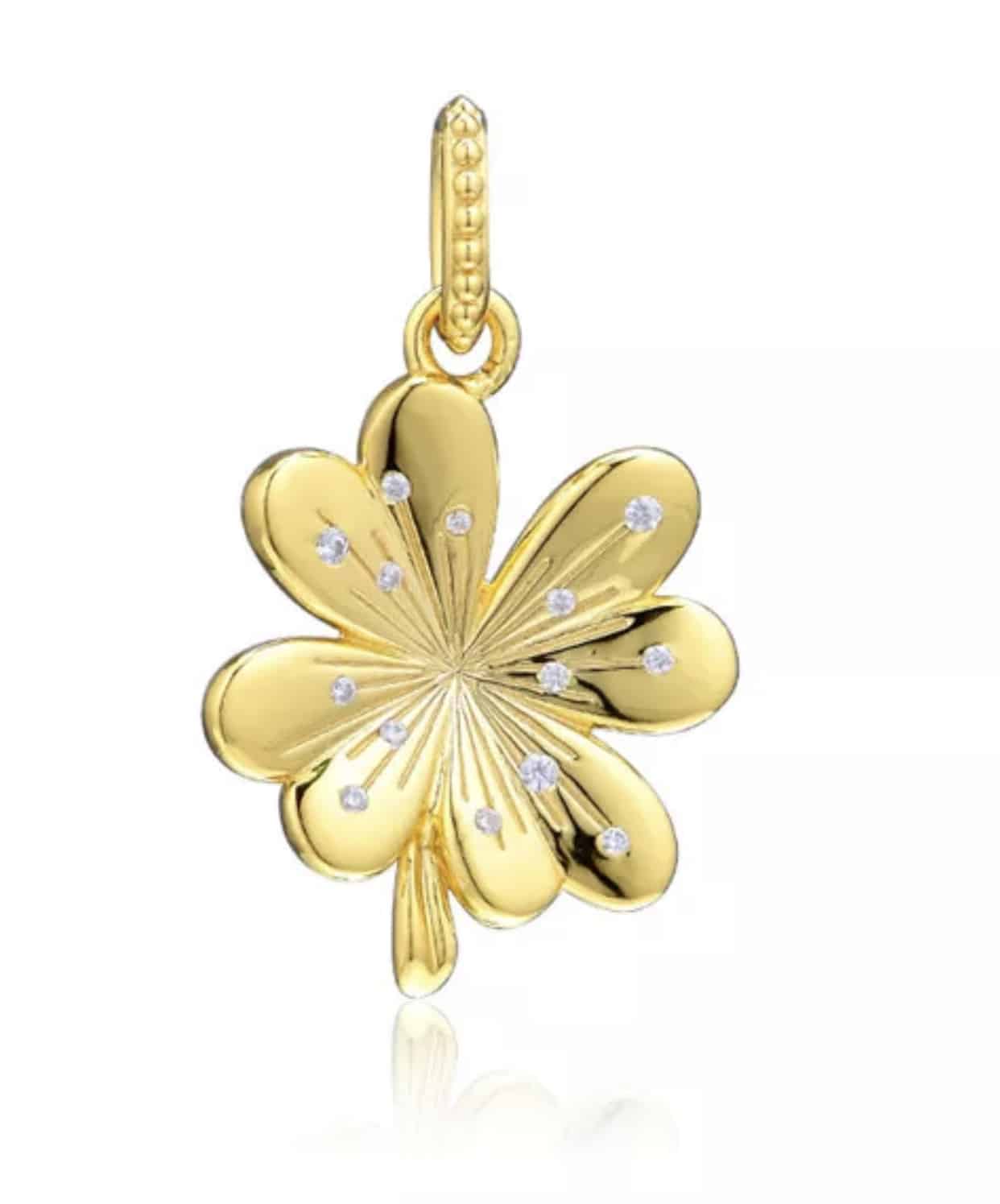 Product Afbeelding Vooraanzicht van onze prachtige grote klavertje vier in goud. Deze XL bedel is gemaakt van 925 sterling zilver met een laagje 18 karaat goud. Ingelegd met zirkonia in de blaadjes. Deze charm is ook geschikt voor je ketting.