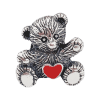Product Afbeelding Vooraanzicht van onze teddybeer. Super schattige knuffelbeer met een rood hartje. Gemaakt van 925 sterling zilver. Zonder deze beer aan je armband mis je toch een hoog knuffelgehalte.