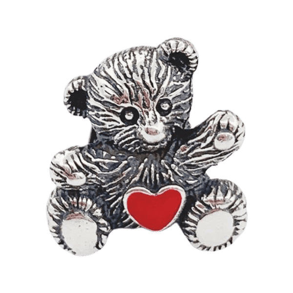 Product Afbeelding Vooraanzicht van onze teddybeer. Super schattige knuffelbeer met een rood hartje. Gemaakt van 925 sterling zilver. Zonder deze beer aan je armband mis je toch een hoog knuffelgehalte.