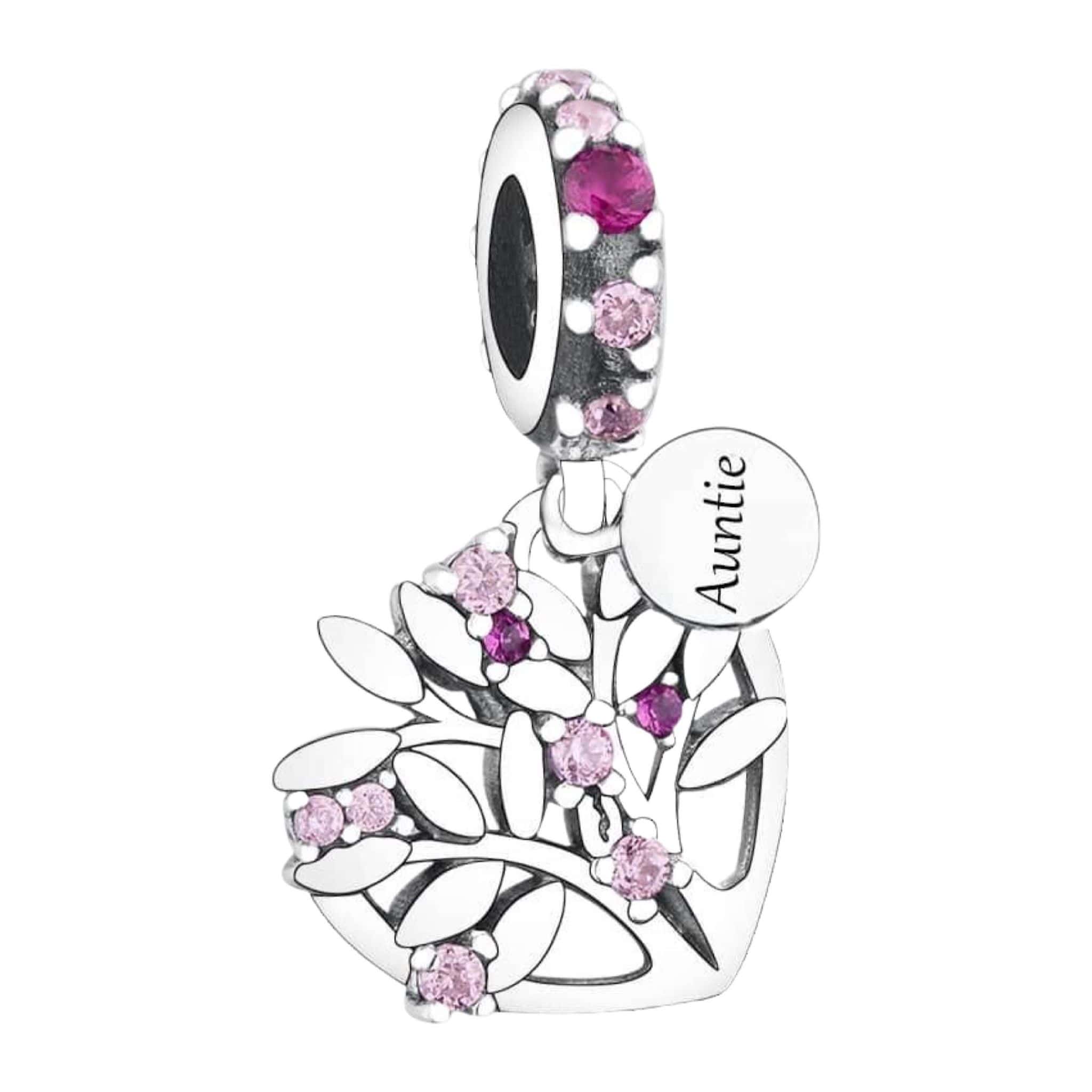 Product Afbeelding Vooraanzicht van onze prachtige levensboom bedel uit de familie categorie. Deze auntie charm is gemaakt van 925 sterling zilver en heeft roze en donker roze zirkonia steentjes. Het hart levensboom is 2 delig en heeft auntie gegraveerd op een klein rond zilver bedeltje.