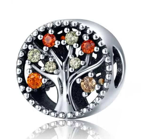 Voorkant van onze prachtige Levensboom Herfst met boombladen in de kleuren van de herfst. Prachtige zirkonia en gemaakt van 925 sterling zilver. De zirkonia stenen zijn oranje wat ons meteen aan de herfst doet denken.