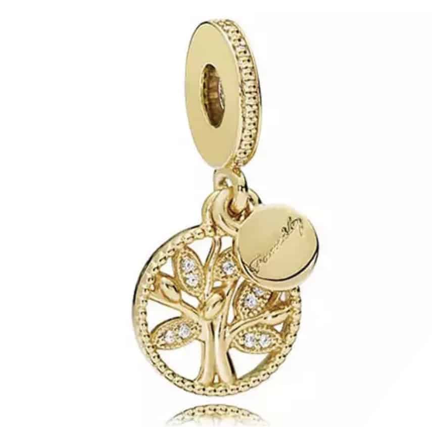 Product Afbeelding Vooraanzicht van onze prachtige gouden levensboom charm. Deze bedel uit de geloof en geluk collectie is gemaakt van 925 sterling zilver. De charm van de levens boom is ingelegd met zirkonia. Een kleine bedel met family gegraveerd hangt ook aan de levensboom.