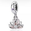 Product Afbeelding Vooraanzicht van onze prachtige lotus bloem. Deze charm met 2-delige lotus charms zijn gemaakt van 925 sterling zilver. De achterste charm is gemaakt van roze en witte emaille. In charm van de lotusbloem zit een paarse zirkonia.