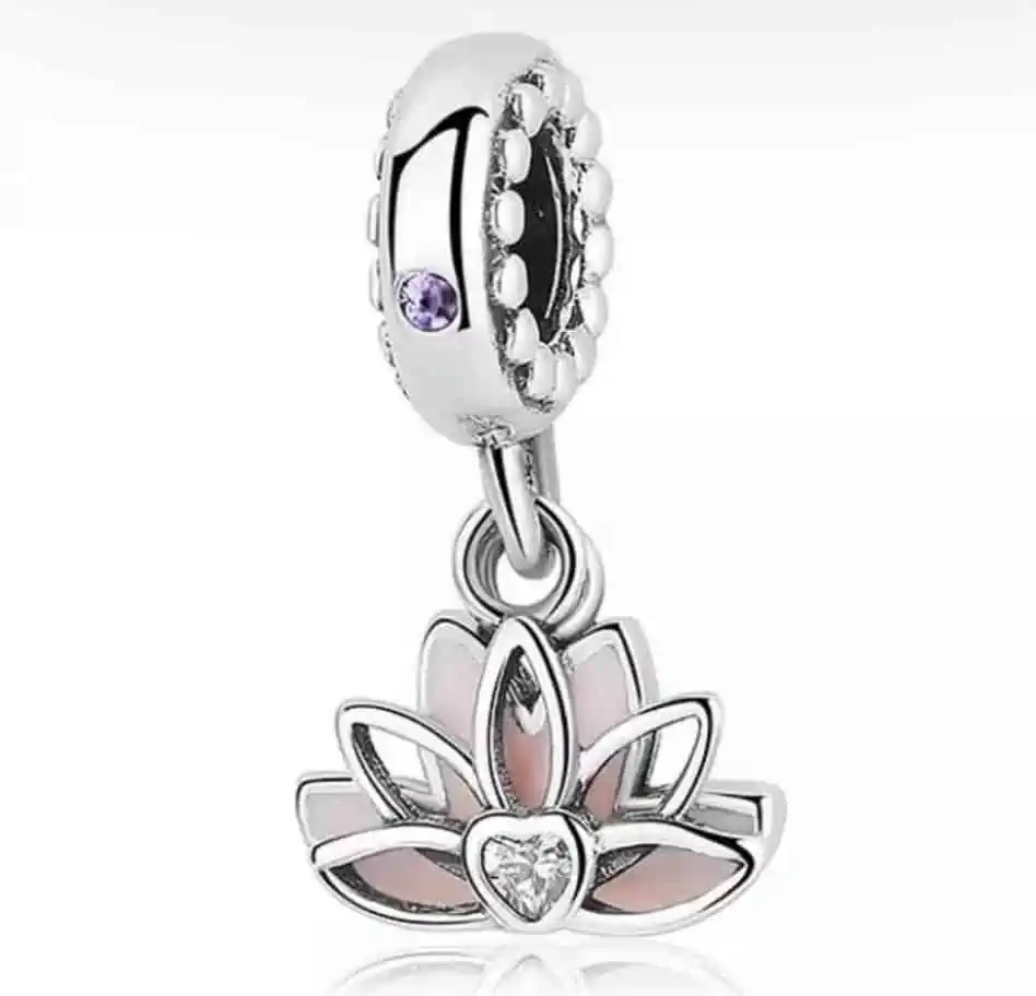 Product Afbeelding Vooraanzicht van onze prachtige lotus bloem. Deze charm met 2-delige lotus charms zijn gemaakt van 925 sterling zilver. De achterste charm is gemaakt van roze en witte emaille. In charm van de lotusbloem zit een paarse zirkonia.