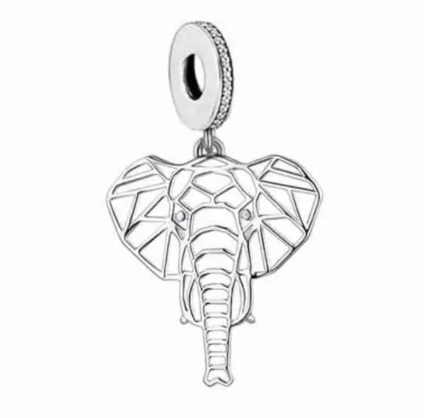 Product Afbeelding Vooraanzicht van onze nieuwe olifant bedel. Deze mandala oliefant charm heeft prachtige fijne lijntjes. De charm zelf is bezet met zirkonia. Uiteraard gemaakt van 925 sterling zilver.