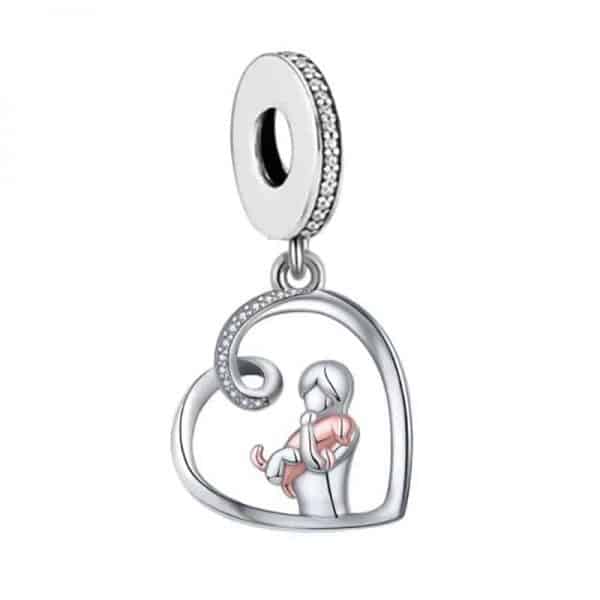 Product Afbeelding Vooraanzicht van deze liefdevolle hart bedel met baas en hond. De baas is gemaakt van 925 sterling zilver. De hond die knuffelt met zijn baas is gemaakt van rose. De baas en de hond zitten in een opengewerkt hart. De charm is ingelegd met zirkonia.