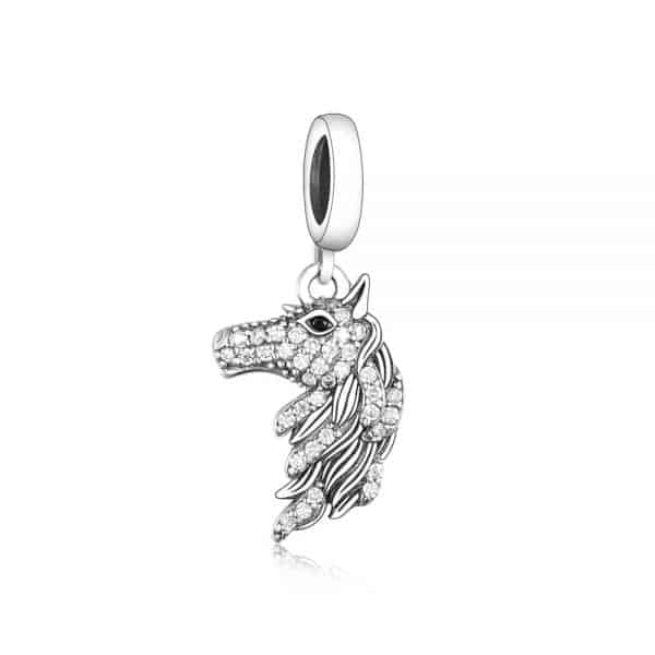 Product Afbeelding Vooraanzicht van dit paarden hoofd helemaal bezet met zirkonia. Deze charm is mooi en elegant en gemaakt van 925 Sterling Zilver. Met echtheidscertificaaat. Deze charm met hoofd van paard is een mooie aanvulling op je bedelarmband.