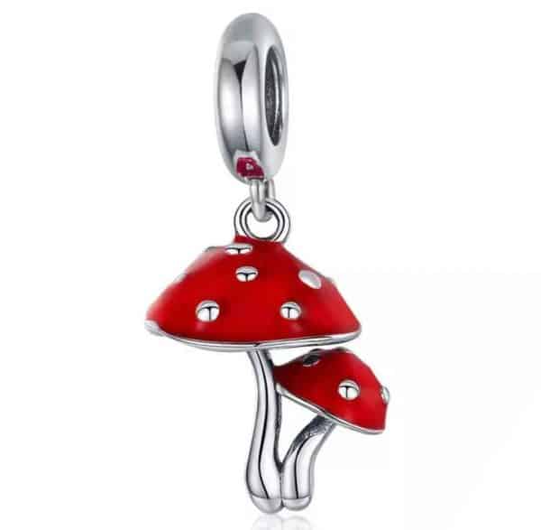 Product Afbeelding Vooraanzicht van onze schattige dubbele paddestoel bedel. Met rode emaille en 925 sterling zilveren stippen bovenop de paddenstoel. Afgewerkt met een charm oog