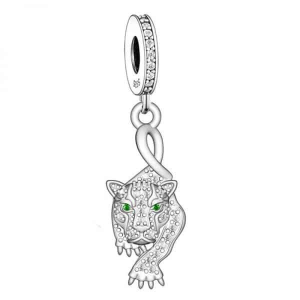 Product Afbeelding vooraanzicht van onze nieuwe Dieren en Natuur collectie. Deze prachtige panter is gemaakt van 925 sterling zilver. Ingelegd met zirkonia en 2 groene zirkonia voor de ogen van deze mooie Panter. De charm van deze prachtige katachtige is ook ingelegd met zirkonia. Voor alle panter fans!