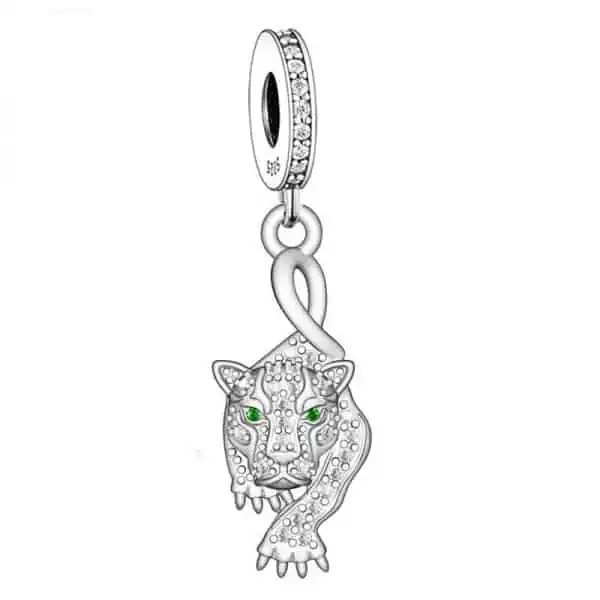 Product Afbeelding vooraanzicht van onze nieuwe Dieren en Natuur collectie. Deze prachtige panter is gemaakt van 925 sterling zilver. Ingelegd met zirkonia en 2 groene zirkonia voor de ogen van deze mooie Panter. De charm van deze prachtige katachtige is ook ingelegd met zirkonia. Voor alle panter fans!