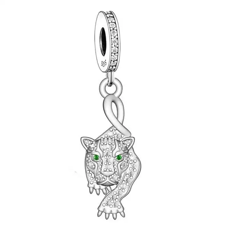 Product Afbeelding vooraanzicht van onze nieuwe Dieren en Natuur collectie. Deze prachtige panter is gemaakt van 925 sterling zilver. Ingelegd met zirkonia en 2 groene zirkonia voor de ogen van deze mooie Panter. De charm van deze prachtige katachtige is ook ingelegd met zirkonia. Voor alle panter fans!