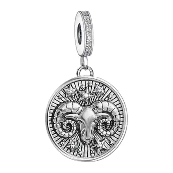 Product Afbeelding Vooraanzicht van onze geweldige gedetailleerde horoscoop charm van het sterrenbeeld ram. De ram charm is gemaakt van 925 sterling zilver en hier en daar ingelegd met zirkonia steentjes.