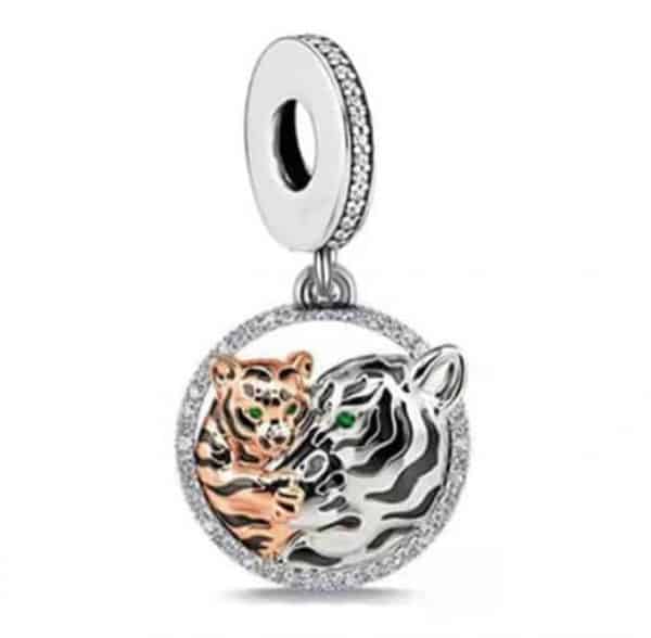 Product Afbeelding Vooraanzicht van deze prachtige familie tijger charm. De Bedel is rondom afgewerkt met zirkonia, ook in de charm. De baby tijger is gemaakt van rose en mooie emaille. De moeder tijger is zilver en ook mooie emaille die de strpen benadrukken.