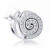 Product Afbeelding Vooraanzicht van onze nieuwe bedel slak met zirkonia steentjes. Schattige slak bead met prachtige details van de slak. Aaan beidekanten zirkonia. Gemaakt van 925 sterling zilver