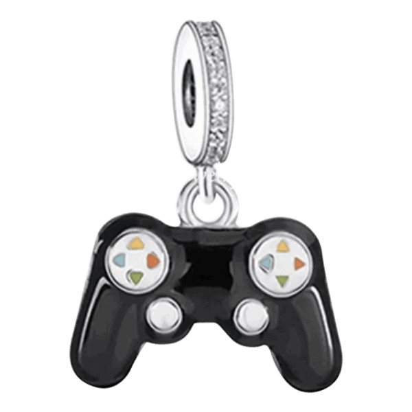 Vooraanzicht van onze nieuwe hobby bedel. Dit spel console bedel is net echt. Een mini spel computer charm voor de echte liefhebber. De charm is ingelegd met zirkonia. De spel console is gemaakt van zwarte emaille en gemaakt van 925 sterling zilver.