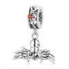 Product Afbeelding Vooraanzicht van onze halloween bedel. Gek spinnetje met oranje zirkonia in de kleur thema van Halloween. Prachtige charm met schele spin. Griezelige bedel voor halloween. Gemaakt van 925 sterling zilver