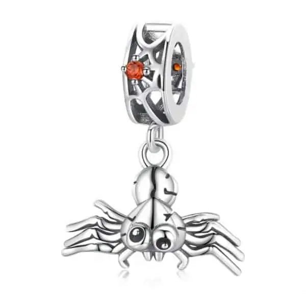 Product Afbeelding Vooraanzicht van onze halloween bedel. Gek spinnetje met oranje zirkonia in de kleur thema van Halloween. Prachtige charm met schele spin. Griezelige bedel voor halloween. Gemaakt van 925 sterling zilver