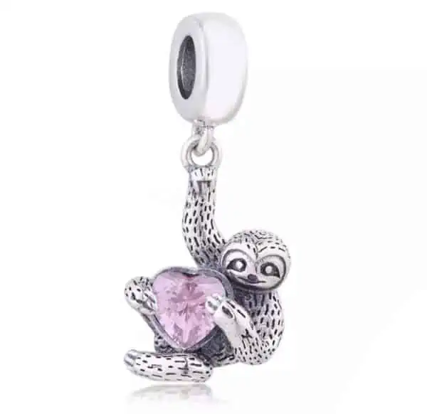 Product Afbeelding Vooraanzicht van onze nieuwe dieren bedel. Deze luiaard charm met roze zirkonia hart in handen is gemaakt van 925 Sterling Zilver. Hangen aan de charm is de luiaard een unieke bedel.