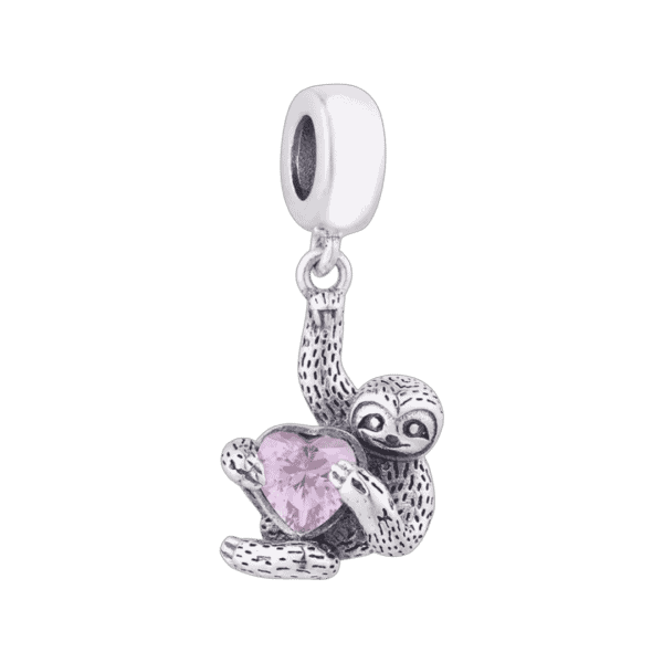 Product Afbeelding Vooraanzicht van onze nieuwe dieren bedel. Deze luiaard charm met roze zirkonia hart in handen is gemaakt van 925 Sterling Zilver. Hangen aan de charm is de luiaard een unieke bedel.