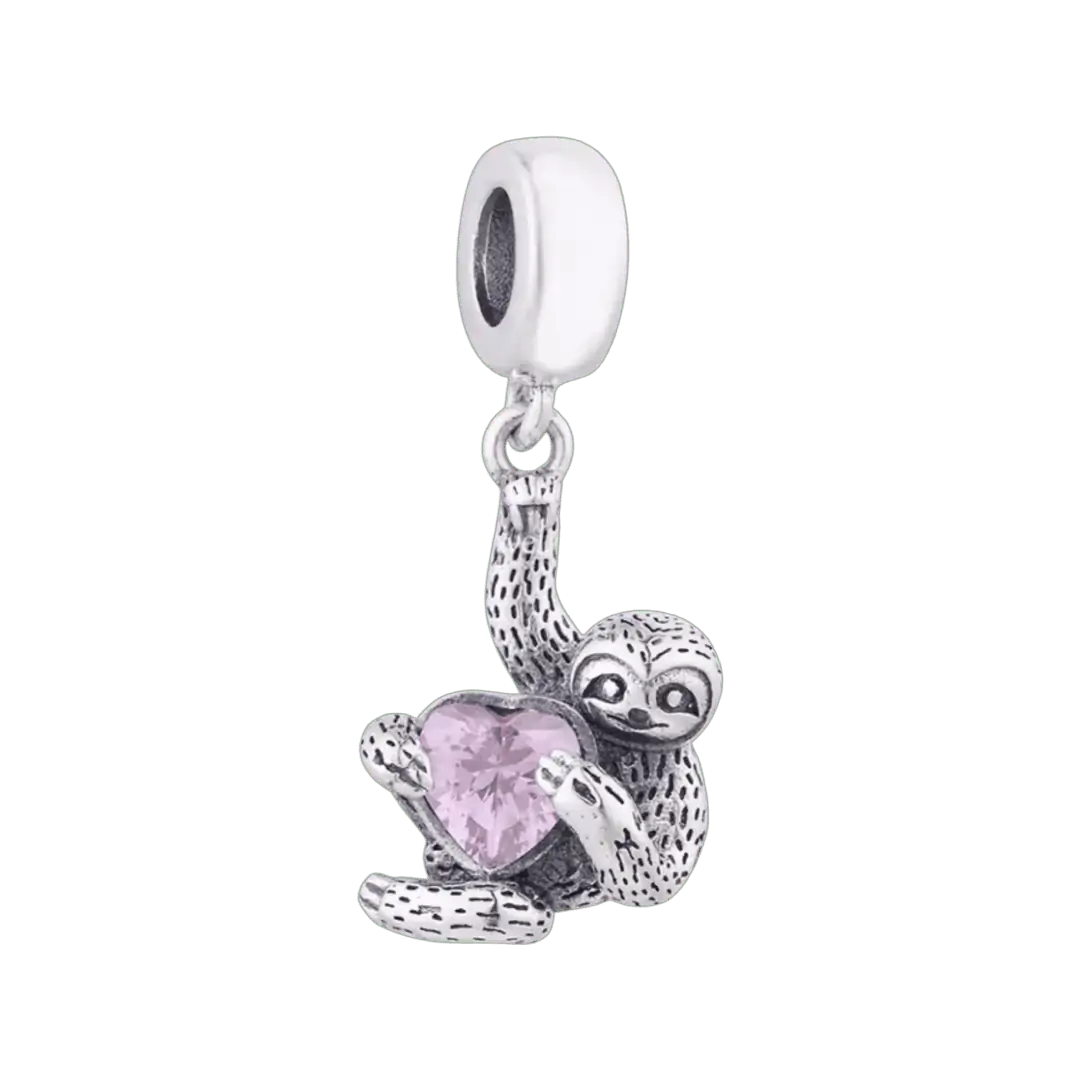 Product Afbeelding Vooraanzicht van onze nieuwe dieren bedel. Deze luiaard charm met roze zirkonia hart in handen is gemaakt van 925 Sterling Zilver. Hangen aan de charm is de luiaard een unieke bedel.